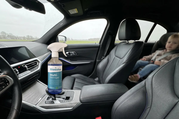 Biosolva Multireiniger op de middenconsole van een BMW of Mercedes, kind in autostoeltje op de achterbank